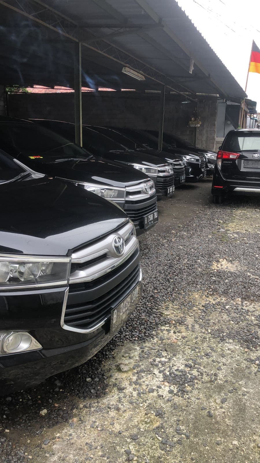 Armada hitam PT. ABINAWA BALI RENTAL di garasi